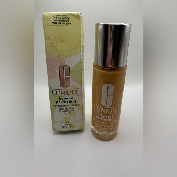 Clinique Beyond Perfecting Foundation + Concealer WN 44 Tea (MF) 1 oz NIB - Picture 1 of 4